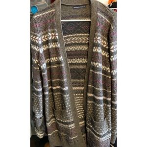 Longe-sleeve, patterned cardigan.